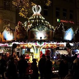 Nikolausdorf der Weihnachtsmarkt auf dem Rudolfplatz in Köln 
