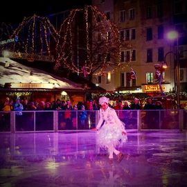 Eiszauber auf dem Weihnachtsmarkt auf dem Heumarkt in der Kölner Altstadt 