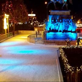 Eiszauber auf dem Weihnachtsmarkt auf dem Heumarkt in der Kölner Altstadt 