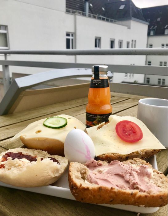 Frühstück auf der Terrasse direkt am Zimmer des Hildegardis Krankenhauses