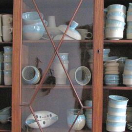 ...Keramik, präsentiert in historischem Ambiente