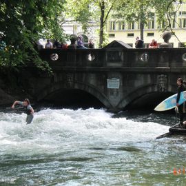 Surfer am Eisbach im Englischen Garten in München