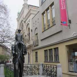 Kafka-Denkmal vor der Spanischen Synagoge