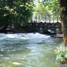 Surfer am Eisbach im Englischen Garten in München