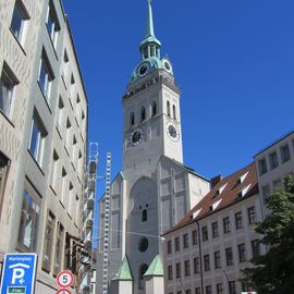 Der Turm der St. Peter-Kirche von unten