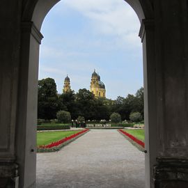 Blick auf die Theatinerkirche vom Dianatempel im Hofgarten