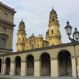 Blick auf die Theatinerkirche vom Hofgarten aus