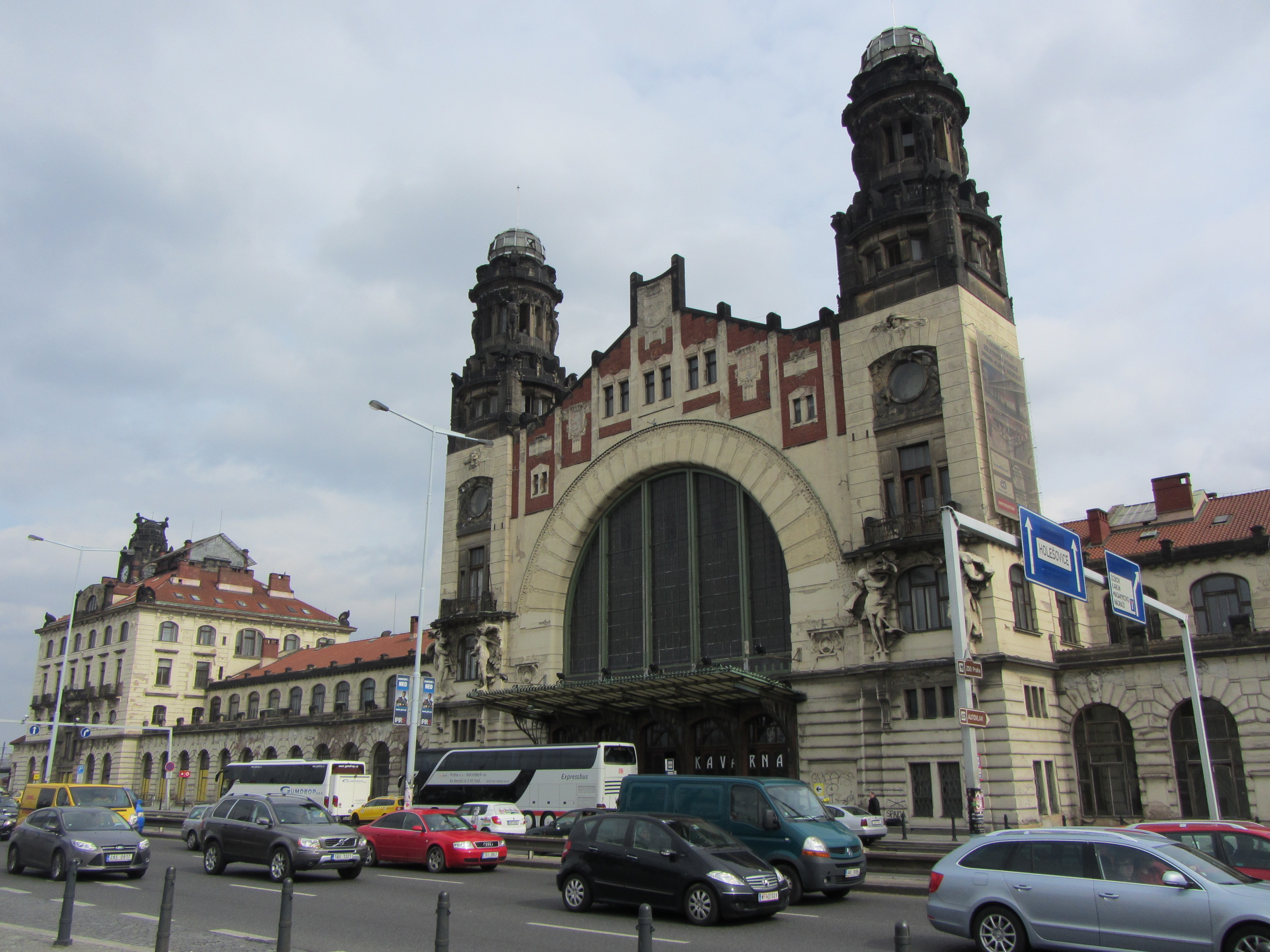 Ankunft mit Bus am Prager Bahnhof - Treffpunkt für unsere Reisegruppe und die Stadtführerin