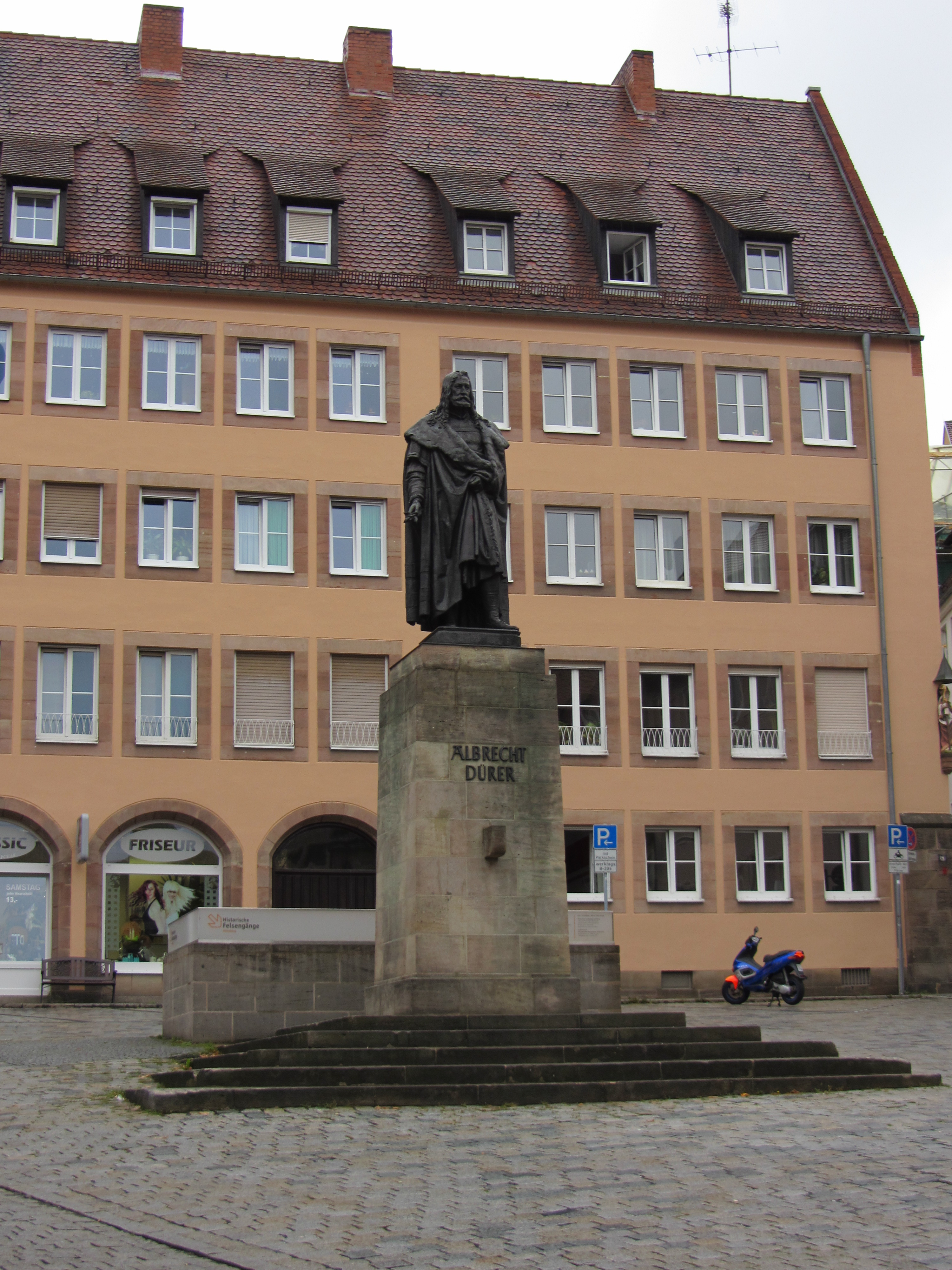 Dürer-Denkmal unterhalb des Albrecht-Dürer-Hauses