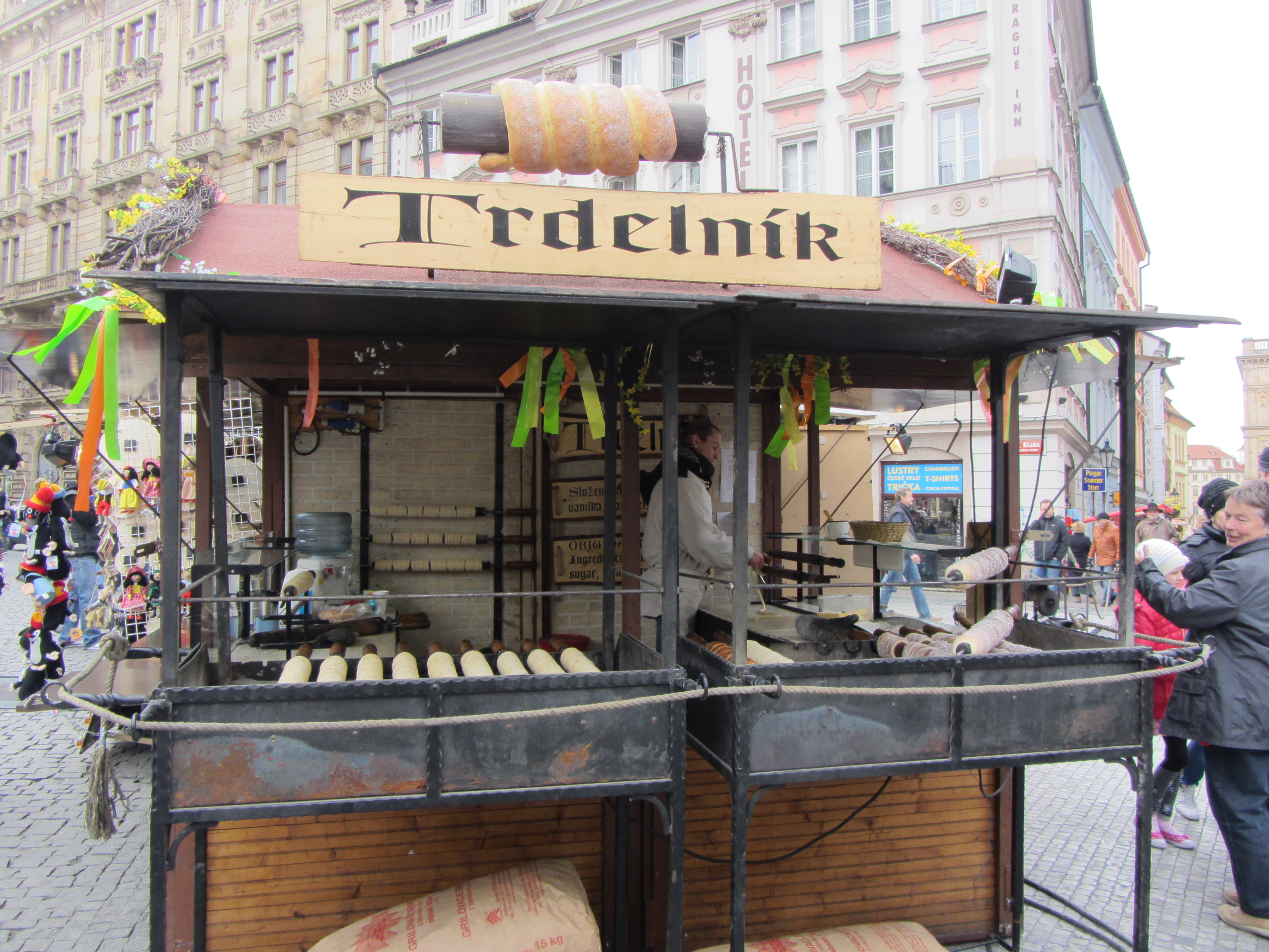 leckere Trdelnik auf einem kleinen Markt am Wenzelsplatz
