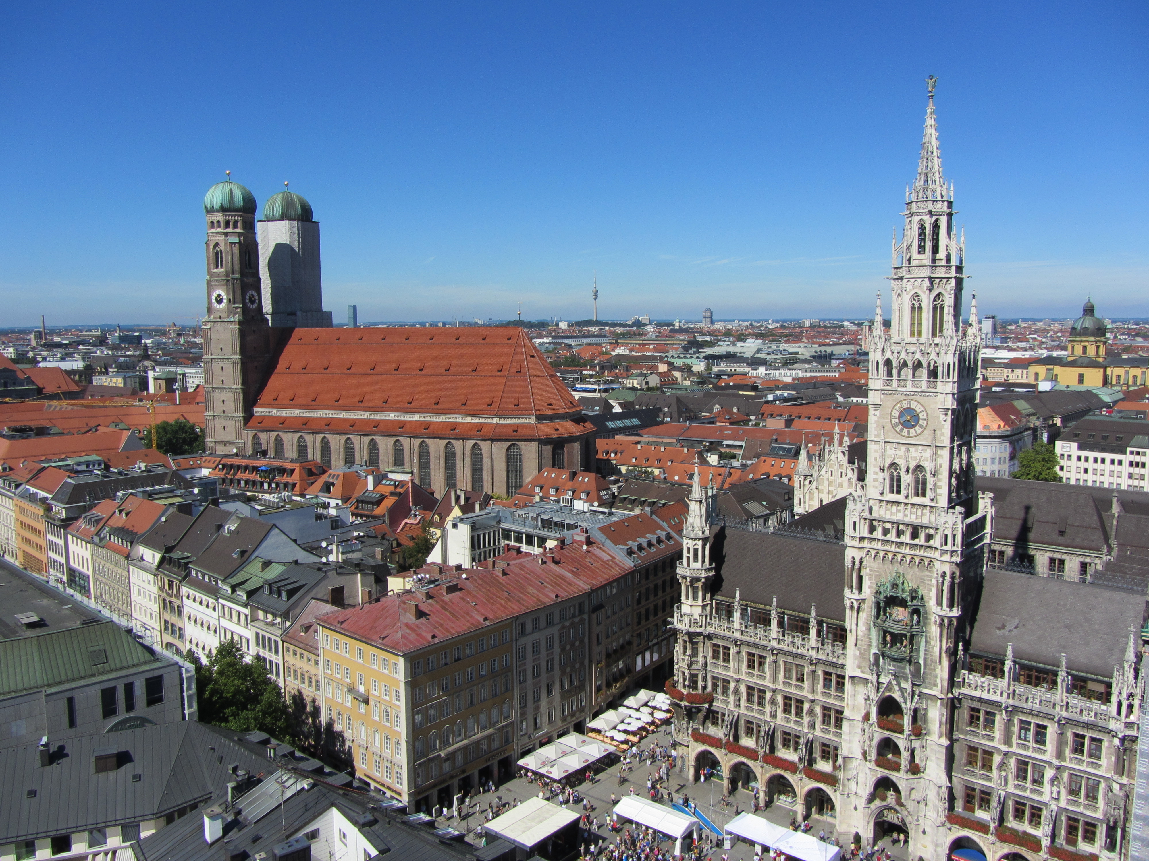Blick auf die Münchner Innenstadt mit Marienplatz, Frauenkirche und der Einkaufspassage Kaufingerstraße