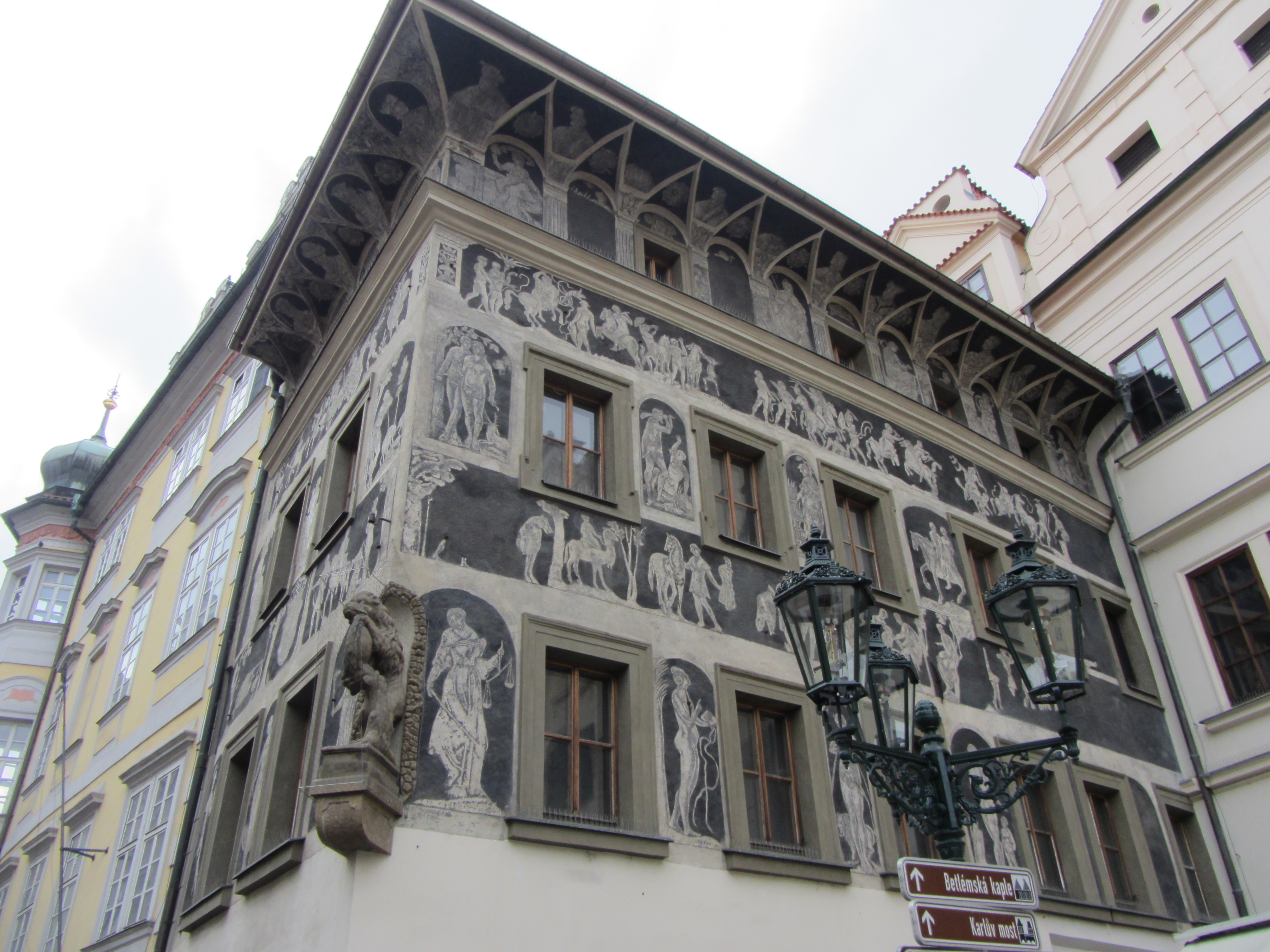 eines der Wohnhäuser Kafkas in Prag