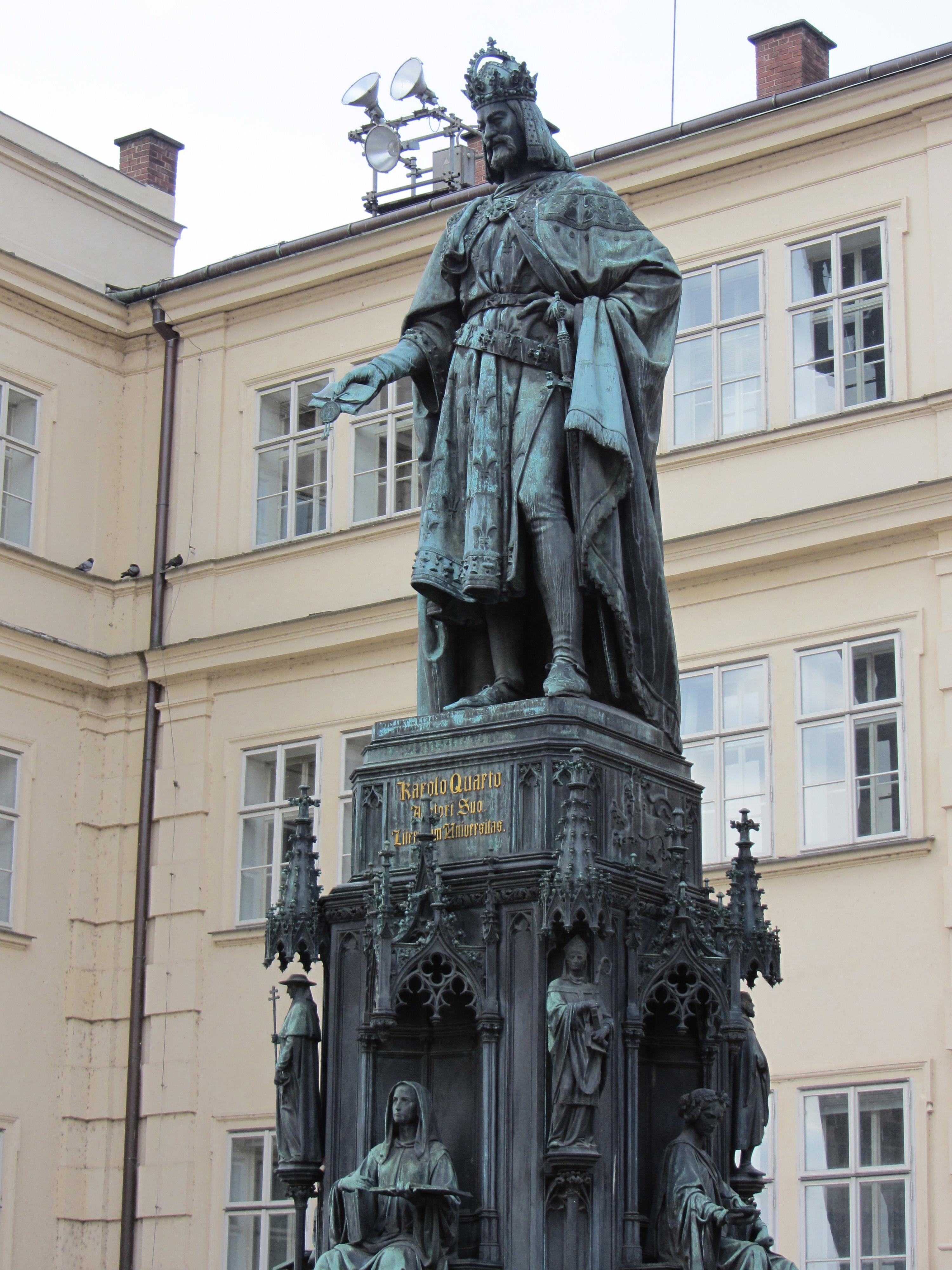 Karl IV vor der Karlsbrücke
