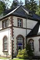 
Blick auf den Eingang in die Opernakademie im historischen Moorbadehaus im Kurpark von Bad Schwalbach