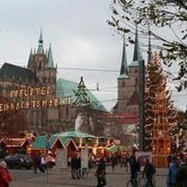 am einen von den Eingaengen des Erfurter Weihnachtsmarktes 2013