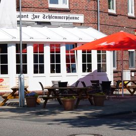 Außenansicht auf die linke Außenterrasse. 