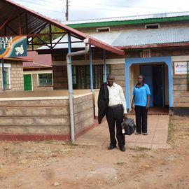 Wir helfen HIV-infizierten M&uuml;tter und Kindern in Kenia. Hier sieht man die Gesundheitsstation in Chakariga (Kenia). Hier unterst&uuml;tzen wir die Stromversorgung durch eine Solaranlage und Computer, damit die Erfassung von Labordaten und der fachliche Austausch von &Auml;rzten &uuml;ber Computer gew&auml;hrleistet ist.