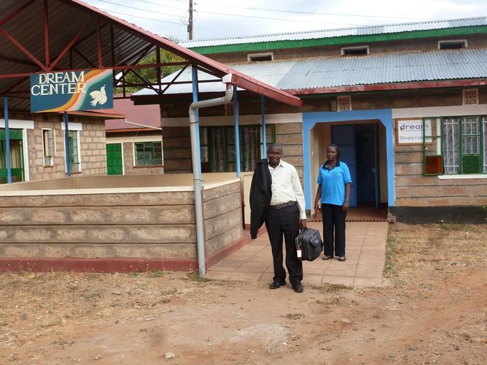 Wir helfen HIV-infizierten Mütter und Kindern in Kenia. Hier sieht man die Gesundheitsstation in Chakariga (Kenia). Hier unterstützen wir die Stromversorgung durch eine Solaranlage und Computer, damit die Erfassung von Labordaten und der fachliche Austausch von Ärzten über Computer gewährleistet ist.