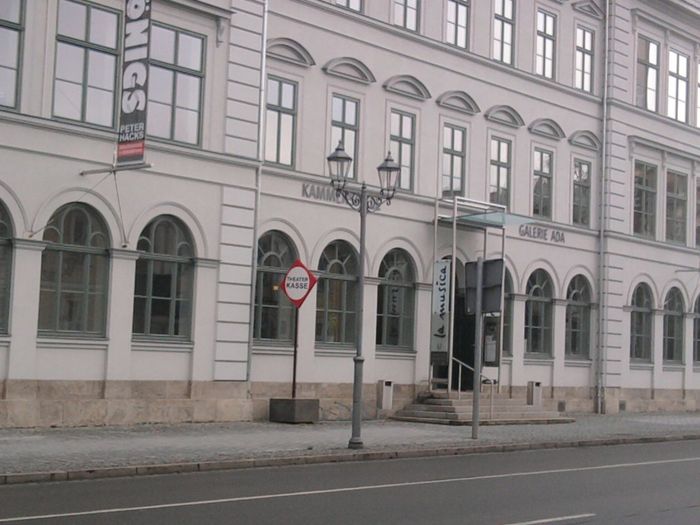 Theaterkasse des Meininger Theaters im Eingangsbereich der Kammerspiele, Galerie Ada und dem Bistro la musica