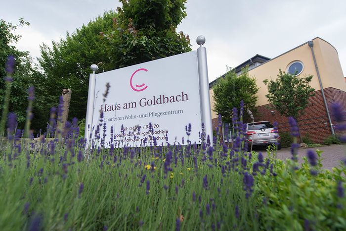 Hier sehen Sie die Einfahrt des Wohn- und Pflegezentrum haus am Goldbach.