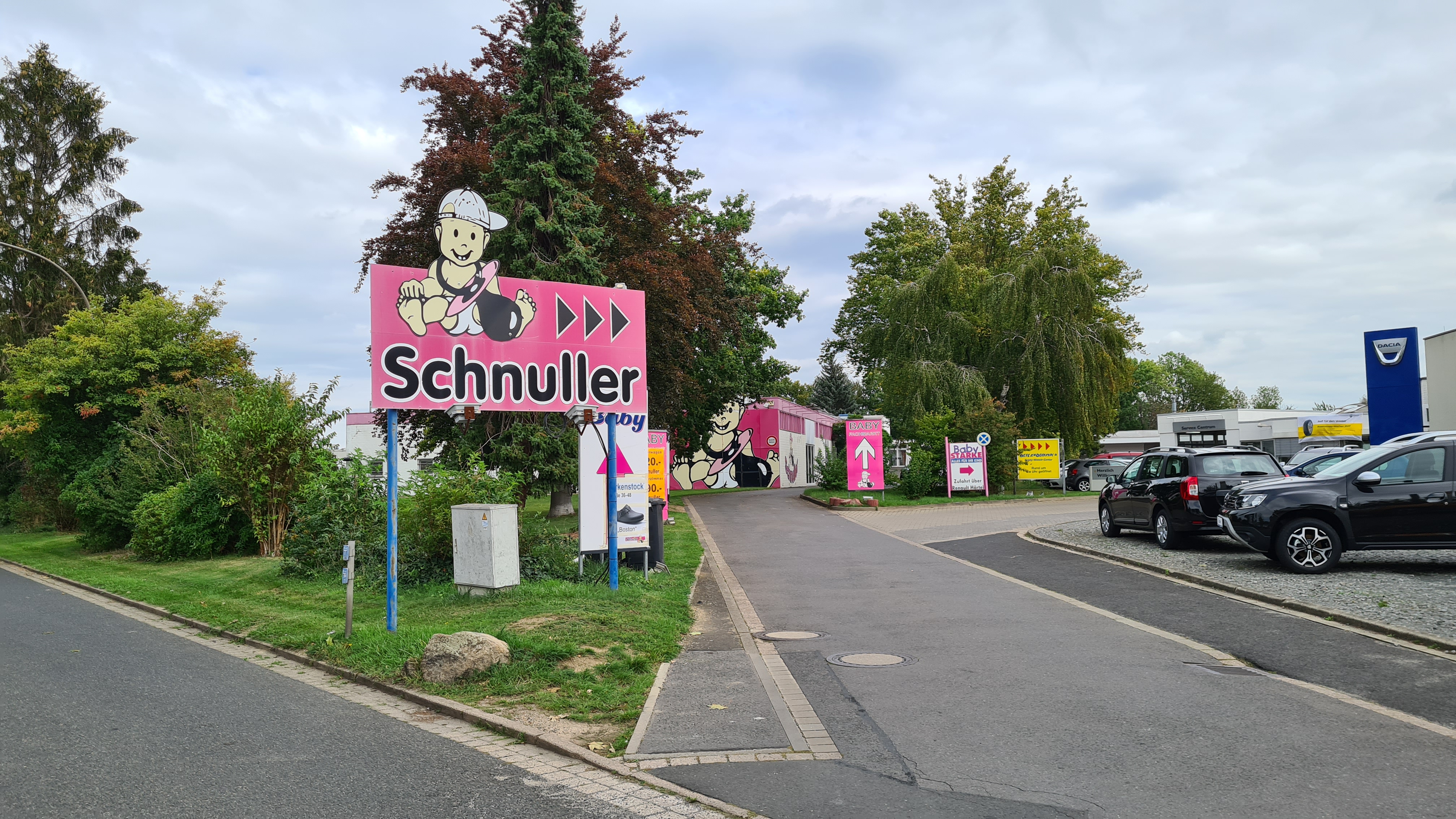 Unsere Einfahrt ist von der Stra&szlig;e her gut ausgeschildert.