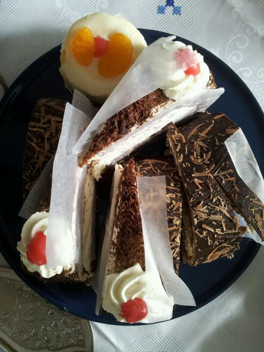 mit Kirsche=Schwarzwaelder, rechts davon die Stracciatella-Torte und oben ein Joghurrt-Toertchen