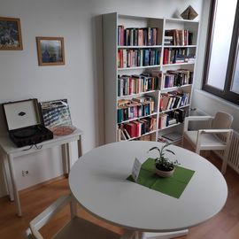 Blick in die Leih- und Tauschbibliothek von Haus Baden. Wer keinen W-Lan-Empfang im Zimmer hat, der kann hier auch sehr gut im Netz surfen. Mitgebrachtes Tablett oder Laptop und Internetticket (5 Euro die Woche) Voraussetzung.