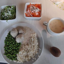 Essen im Speisesaal. Foto zeigt exemplarisch ein Mittagsgericht. Das Essen wird an einer Theke gereicht. 