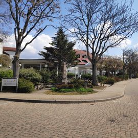 Blick von der Stra&szlig;enkreuzung auf das Haus von Klinik Baden. 