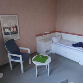 Blick in ein Patientenzimmer im Haus Baden. Das Bett ist bequem. Der Zimmerservice sorgt werkt&auml;glich f&uuml;r Sauberkeit. 