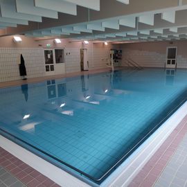 Das Schwimmbad ist immer 32 Grad warm und modern ausgestattet. 
