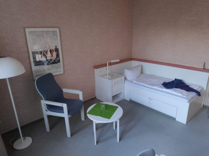 Blick in ein Patientenzimmer im Haus Baden. Das Bett ist bequem. Der Zimmerservice sorgt werktäglich für Sauberkeit. 