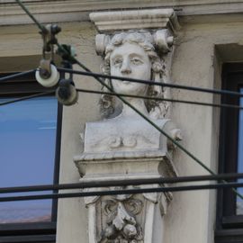 an der Fassade