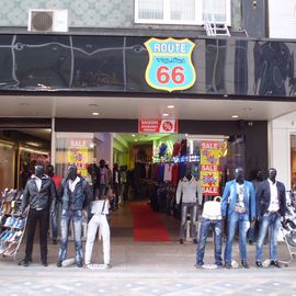'Glänzende Männer' vor dem Laden