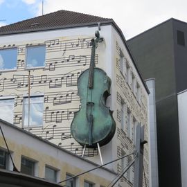 Bass (Bronze) am Nachbargebäude
