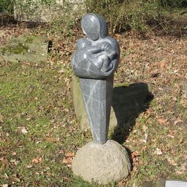 Mile Prerad - 'Mutterliebe', Rügener Granit (Galerie am Torfhaus)