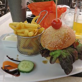 Hot Burger (10,50€),
Majonaise (0,35€)