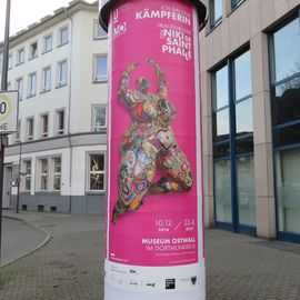 Plakat auf einer Litfaßsäule