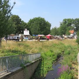 Blick auf die Verkaufsstände vor dem Schloss