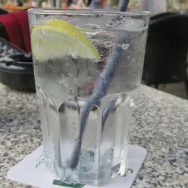 Mineralwasser, natürlich mit