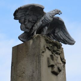 (etwa 1910 errichtet) - Detail: Adler