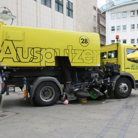 großer Wagen mit Kehrbürsten