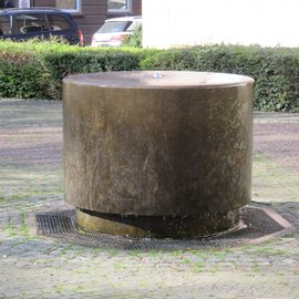 Brunnen auf südlichem Vorplatz