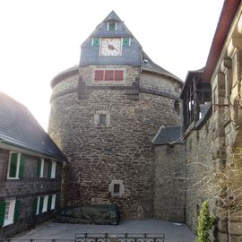 Der mächtige Turm mit Uhr, im VG Gitter des jüd. Friedhofs in Ratibor
