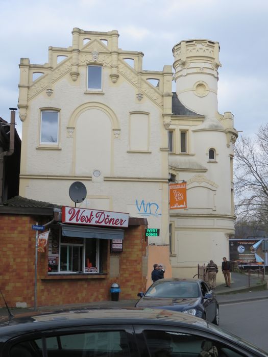 Seitenansicht, davor West Döner