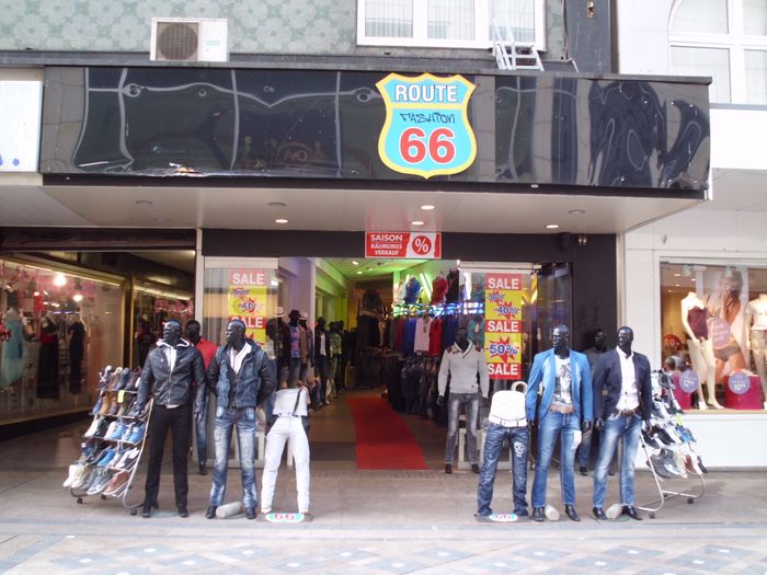 'Glänzende Männer' vor dem Laden