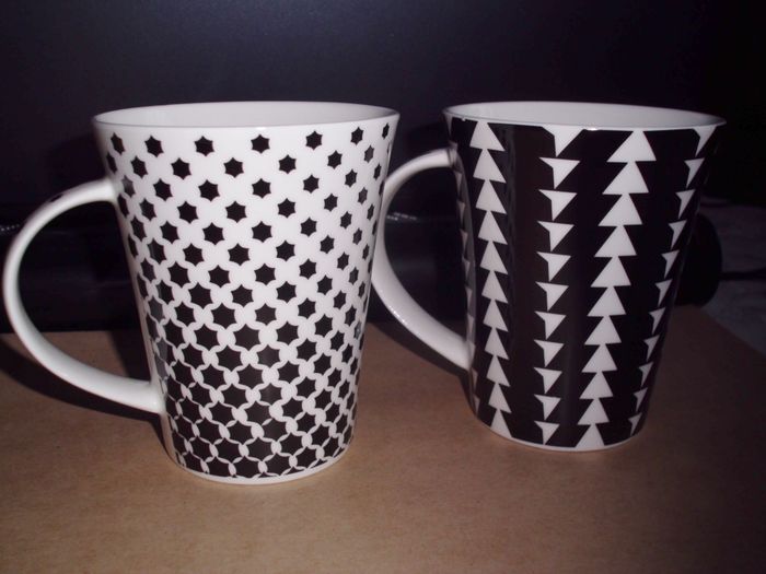 Kaffeebecher mit unterschiedlichem Schwarz-Weiß-Dekor