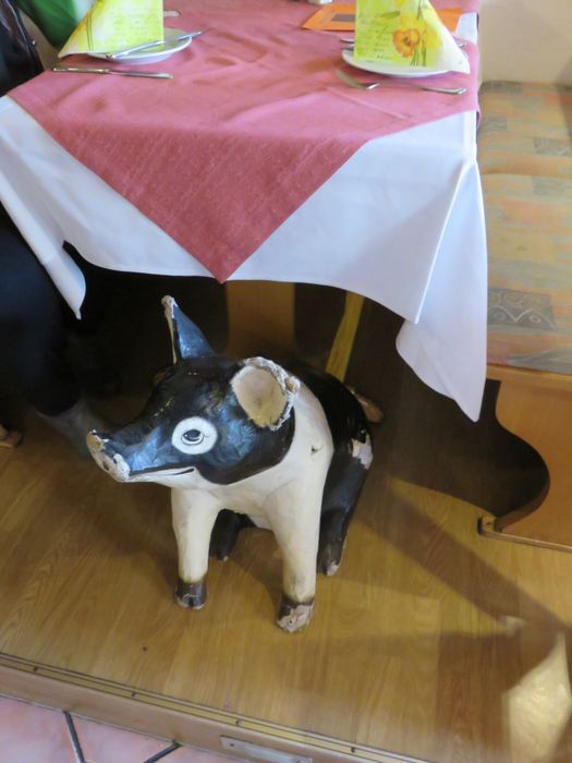 das Deko-Schwein bei Tisch