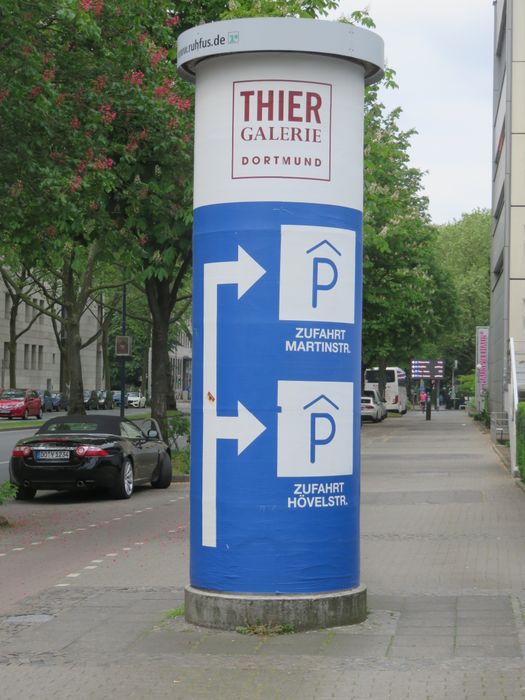 Litfaßsäule als Wegweiser