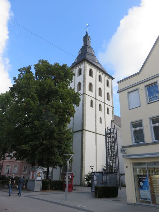 Westturm mit Bücherregal und Glockenspiel